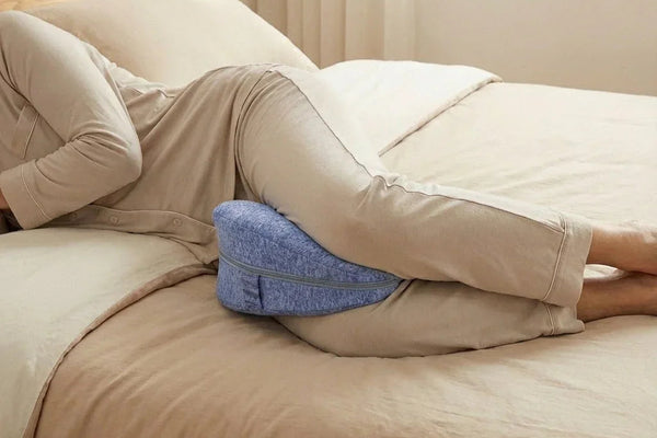 Dormir avec un coussin entre les genoux : pourquoi ce soutien change tout pour les femmes