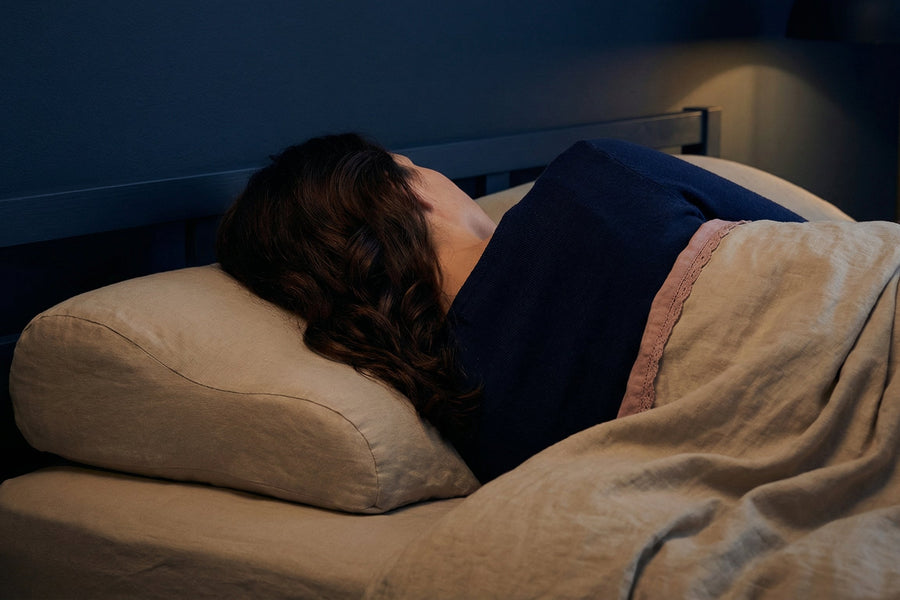 Dormir sur le côté quand on est une femme : ce que le corps traverse vraiment