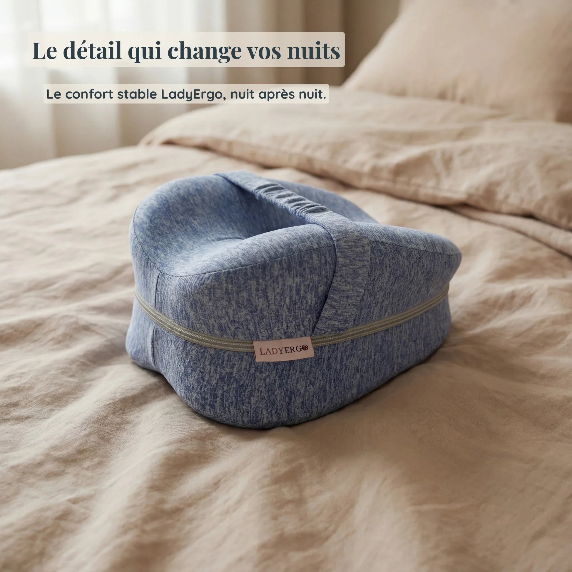 Coussin pour genoux LadyErgo posé sur un lit, confort stable nuit après nuit