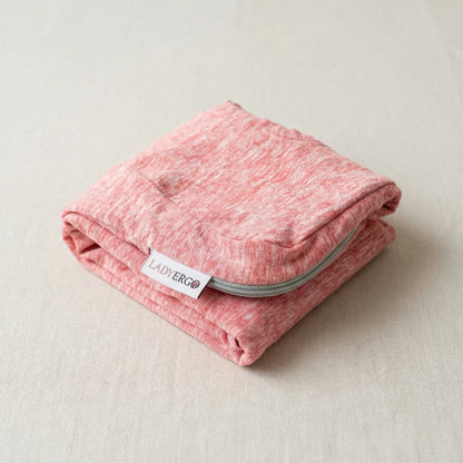 Housse de rechange coussin pour genoux LadyErgo coloris rose poudré, pliée soigneusement avec étiquette visible