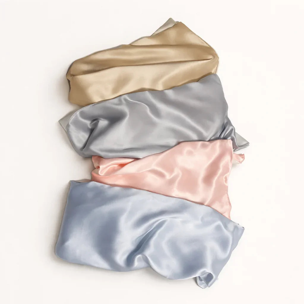 Collection de taies d’oreiller en soie LadyErgo présentées côte à côte, différents coloris disponibles