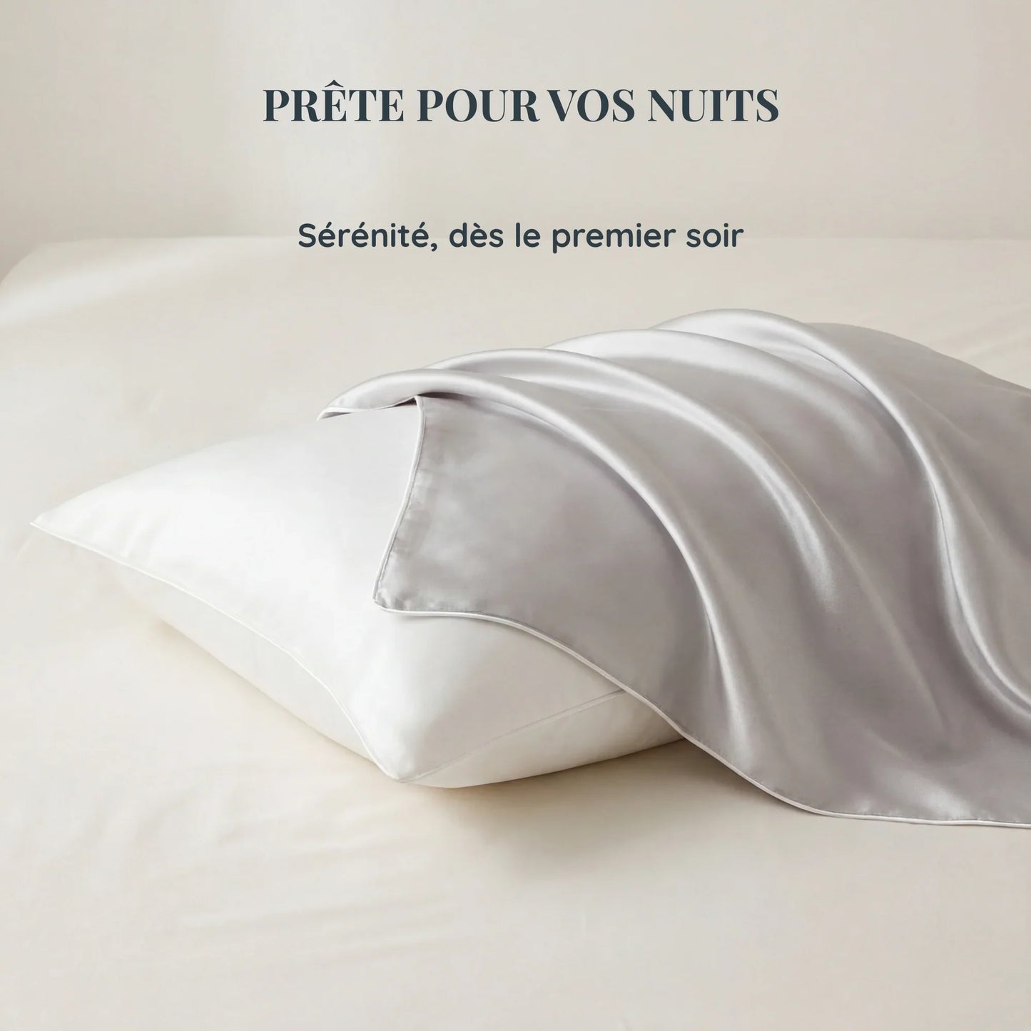 Taie d’oreiller en soie LadyErgo posée sur un oreiller, prête pour une nuit sereine dès le premier soir