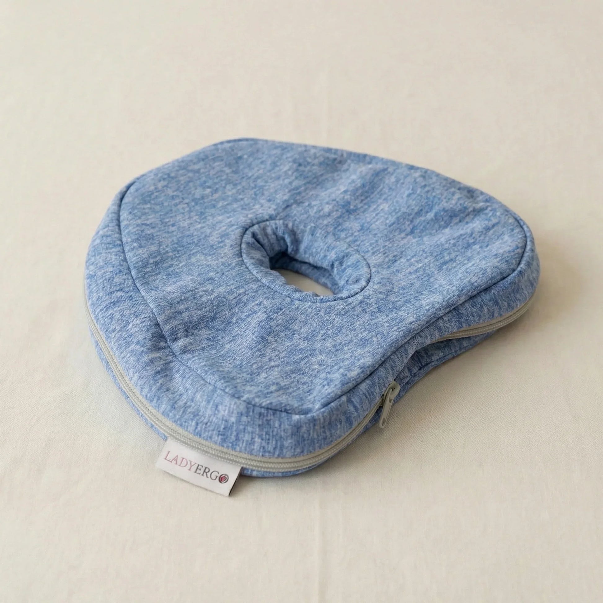 Housse de rechange coussin pour genoux LadyErgo coloris bleu brume, pliée sur fond neutre