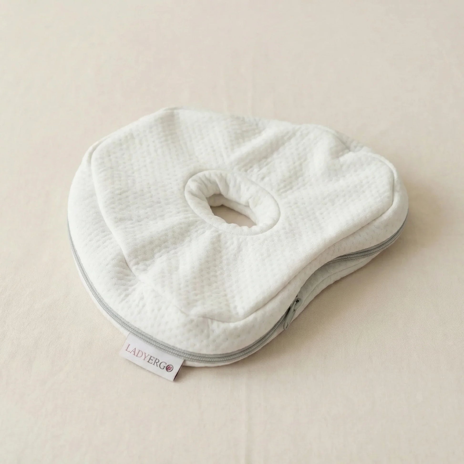 Housse de rechange coussin pour genoux LadyErgo coloris blanc, légèrement structurée sur fond neutre