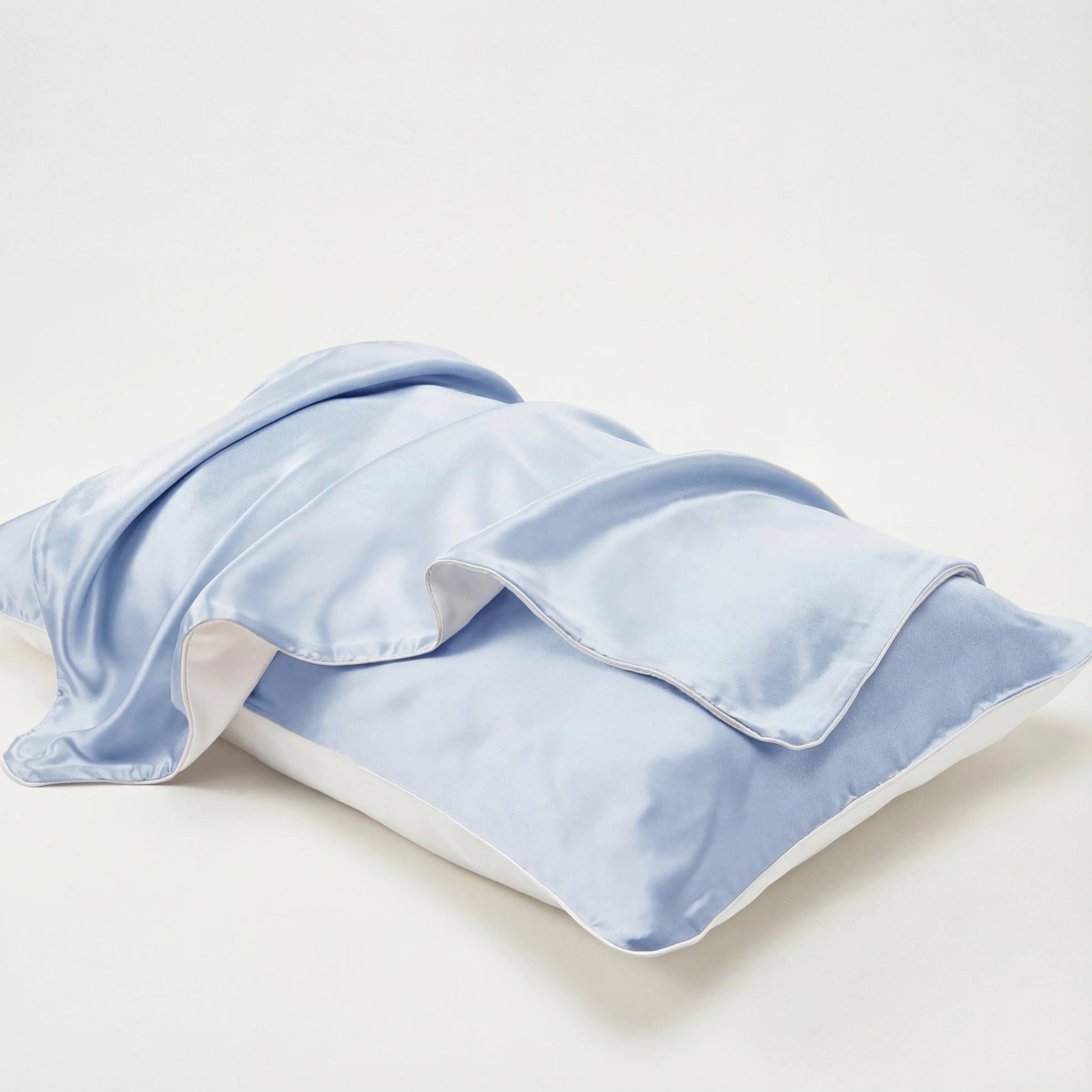 Taie d’oreiller en soie LadyErgo coloris bleu brume, housse en soie respirante et agréable