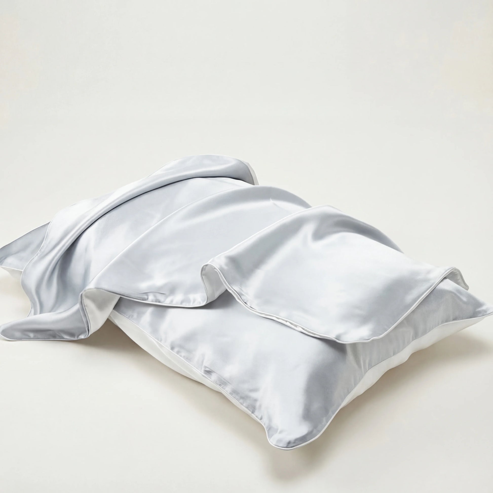 Taie d’oreiller en soie LadyErgo coloris gris argent , finition élégante et toucher doux