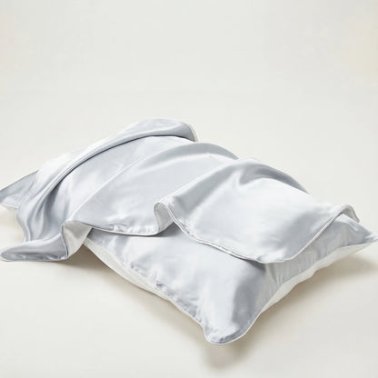 Taie d’oreiller en soie LadyErgo coloris gris argent , finition élégante et toucher doux